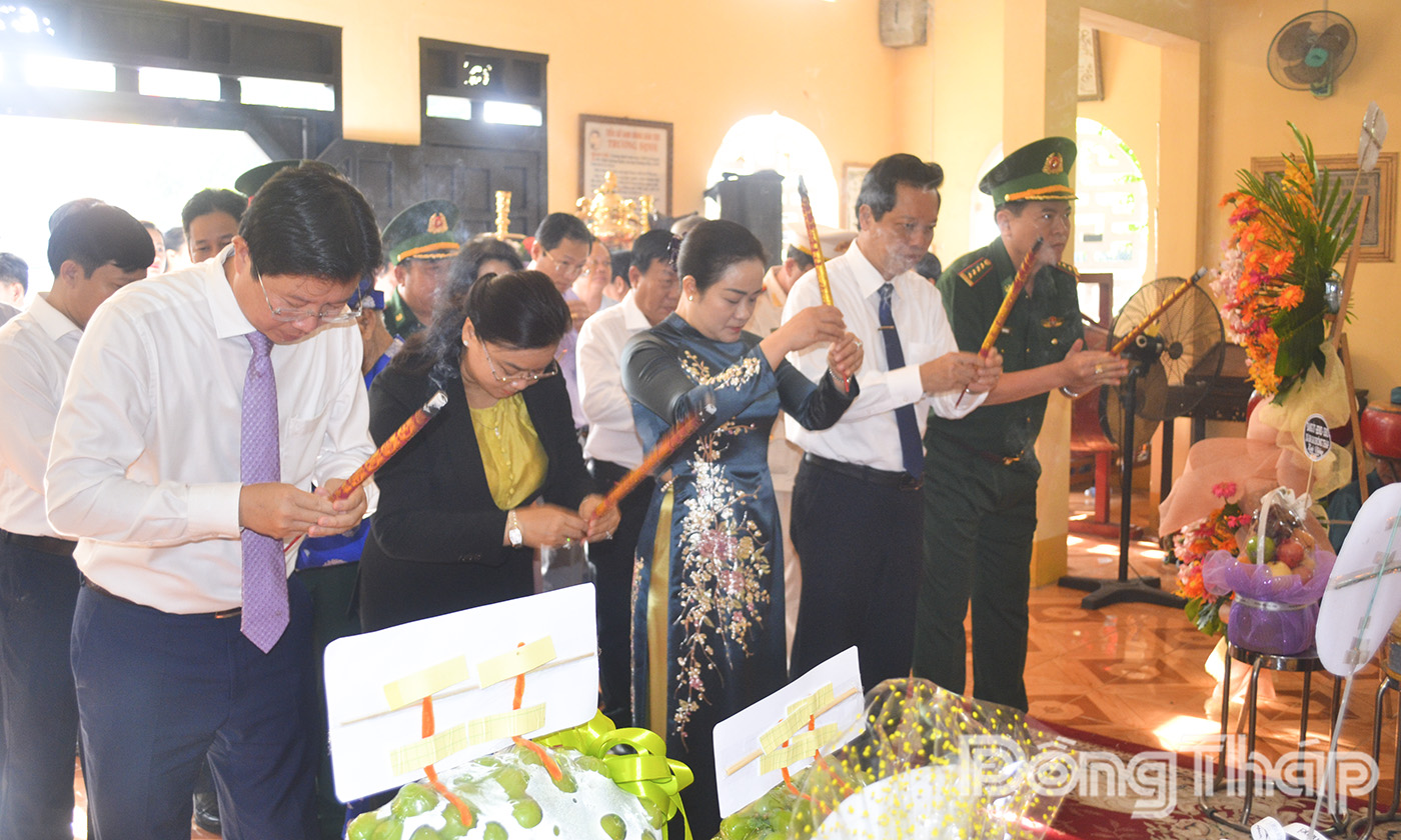 Đoàn Tỉnh ủy, HĐND, UBND, Ủy ban Mặt trận Tổ quốc Việt Nam tỉnh Đồng Tháp do đồng chí Nguyễn Hải Trâm, Phó Bí thư Thường trực Tỉnh ủy làm Trưởng đoàn đến dâng hương tại Đền thờ AHDT Trương Định (phường Gò Công).