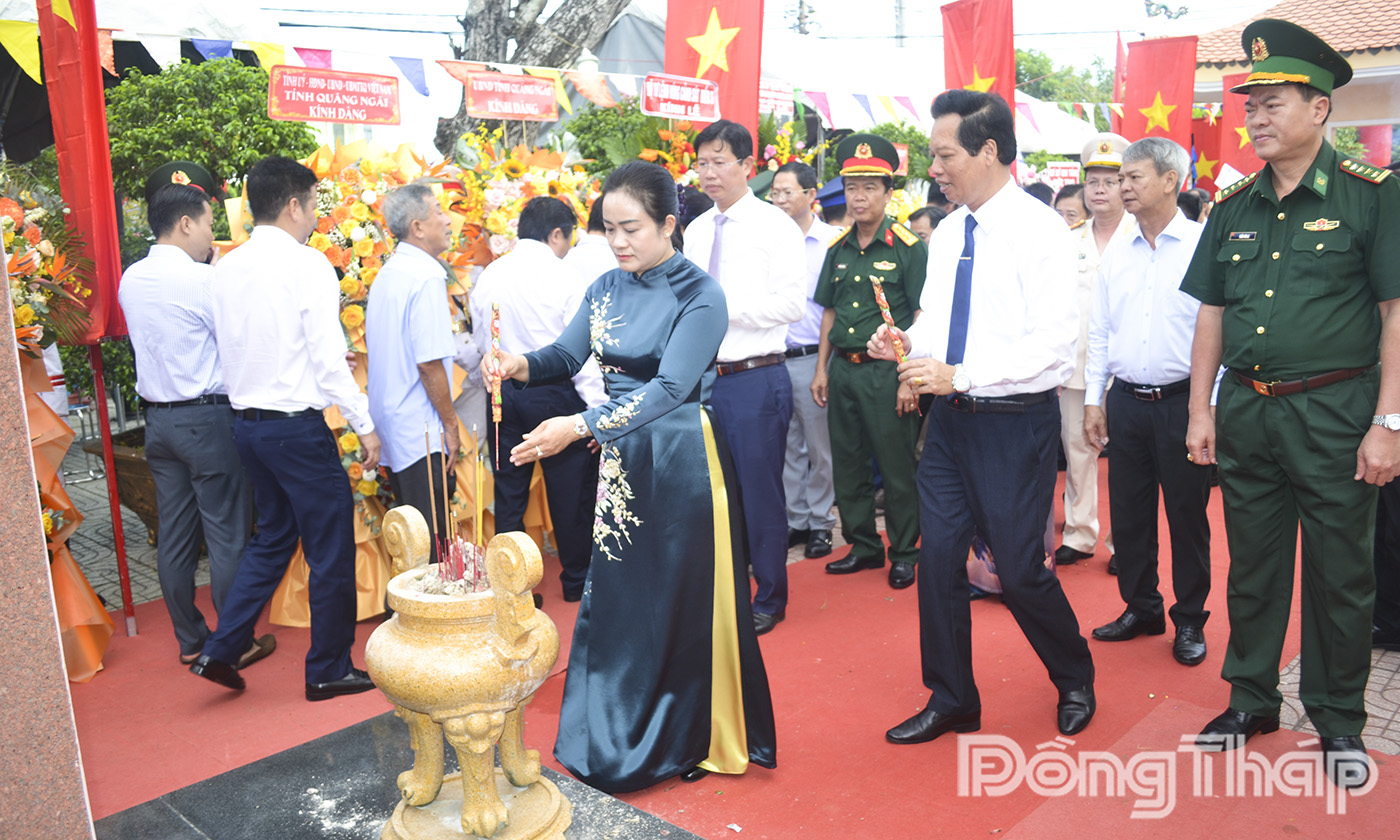 Đoàn Tỉnh ủy, HĐND, UBND, Ủy ban Mặt trận Tổ quốc Việt Nam tỉnh Đồng Tháp do đồng chí Nguyễn Hải Trâm, Phó Bí thư Thường trực Tỉnh ủy làm Trưởng đoàn đến dâng hương tại Đền thờ AHDT Trương Định (xã Gia Thuận).