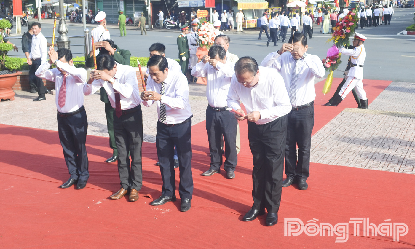 Đoàn đại diện xã Tịnh Khê, tỉnh Quảng Ngãi đến đặt tràng hoa và dâng hương tại Tượng đài AHDT Trương Định (phường Long Thuận).