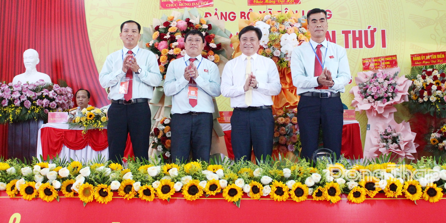 Đồng chí Trần Văn Dũng, Ủy viên Ban Thường vụ Tỉnh ủy, Phó Chủ tịch Thường trực Ủy ban nhân dân tỉnh Đồng Tháp (thứ 2 từ bên phải sang) tặng hoa chúc mừng Đại hội.