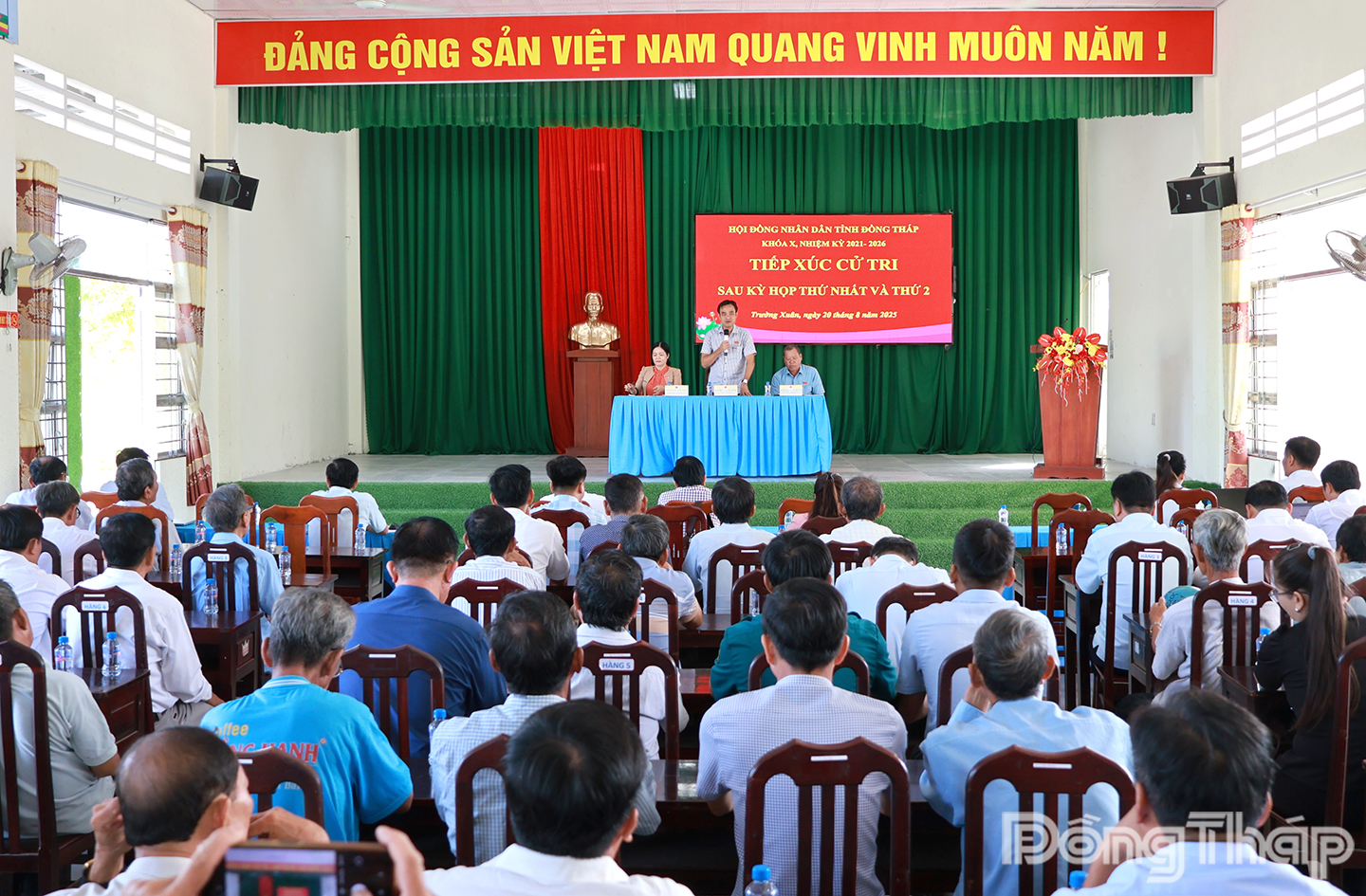 Quang cảnh buổi tiếp xúc cử tri tại xã Trường Xuân