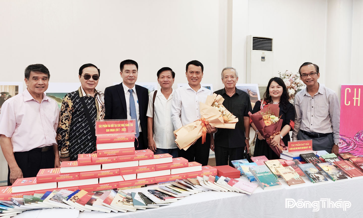 Các văn nghệ sĩ tham qua triển lãm các công trình và tác phẩm văn học nghệ thuật tiêu biểu.