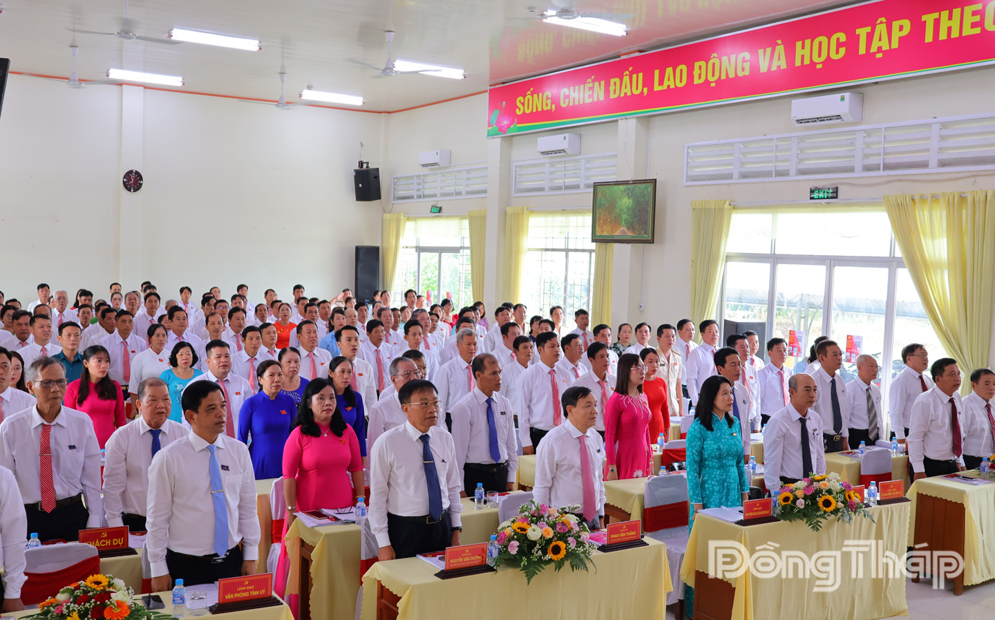 Các đại biểu thực hiện nghi thức chào cờ.