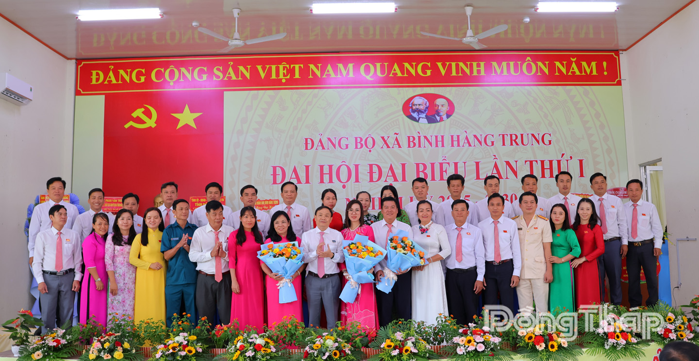 Đồng chí đồng chí Phan Văn Thắng, Phó Bí thư Tỉnh ủy, Chủ tịch Ủy ban Mặt trận Tổ quốc Việt Nam tỉnh Đồng Tháp tặng hoa chúc mừng Đại hội.